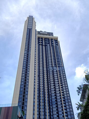 Fototapeta premium tall condominium building in the city