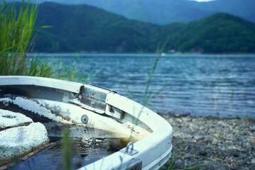 湖とボート。あの頃の思い出