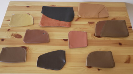 レザー製品。木目との美しい対比。