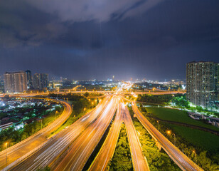 雨が降る夜の街