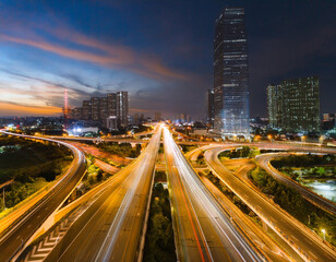 Obraz premium 夕暮れの都市