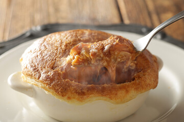 ほんわりと湯気の上がる美味しそうなパンシチュー