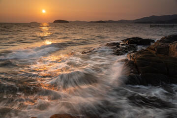 美しい夕暮れの海岸