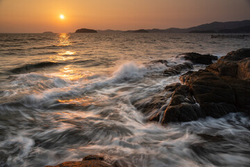 美しい夕暮れの海岸
