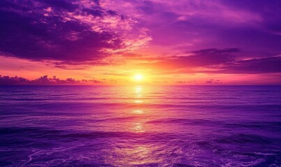 Obraz premium A serene sunset over the ocean, casting vibrant purple and orange hues.