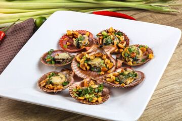 Baked scallops with scalion oil