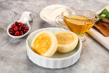 Roasted cheesecakes - Syrniki with honey