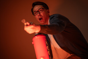 消化器を持つ男性