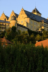Obraz premium Blick zum Schloss Mainberg in Mainberg, Landkreis Schweinfurt, Unterfranken, Franken, Bayern, Deutschland