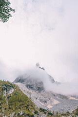 Fototapeta premium A rocky shoreline with a body of water that is blue in color lake sorapis dolomites