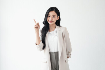 ジャケットを着た女性のファッショナブルなビジネスポートレート