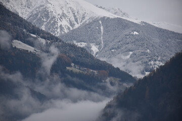 Bergwelt im Winter mit Nebel