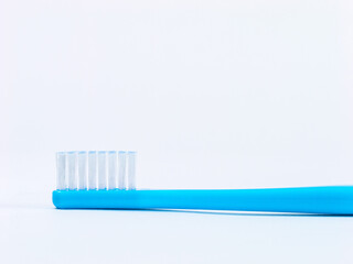 青色の歯ブラシの側面　白背景