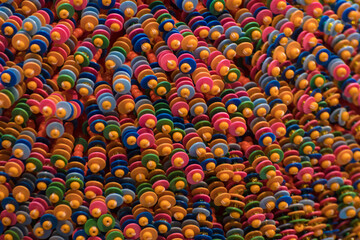 Dettaglio di alcune perline di plastica di tutti k colori legate insieme © Andrea Vismara