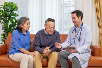 Obraz premium senior couple talking with health care personal at home,a nurse or doctor having measure mercury old patient,elderly health care,personal care services,home health care