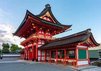 Fototapeta premium Main gate of Fushimi Inari Taisha shrine in Kyoto, Japan