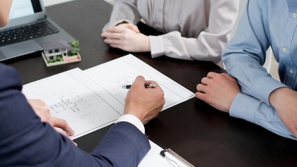不動産の説明をするビジネスマンの手元