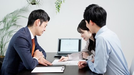 不動産の説明をするビジネスマン
