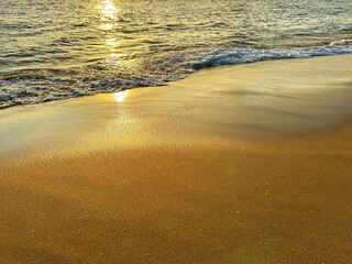 太陽光が反射する砂浜
