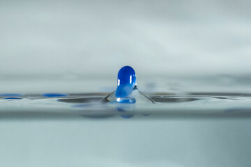 farbe tropfen wasser blau