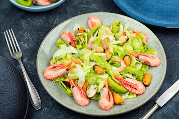Mussel and shrimp salad.