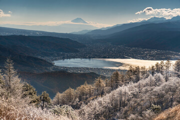 Obraz premium 高ボッチ高原から朝日に輝く霧氷と富士山