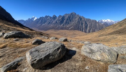 美しい山々と草原が広がる静かな自然の風景