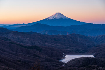 Naklejka premium 冬の大菩薩嶺から夜明けの富士山