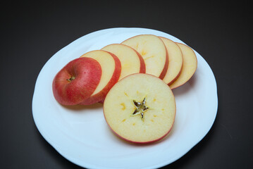 今が旬のりんごを気軽に食べよう　SNSで話題の芯が星形に見えるりんごのスたーカット