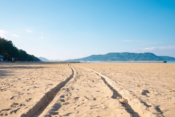砂浜とタイヤの跡