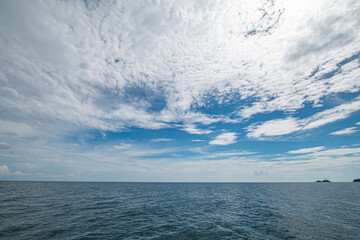 Obraz premium The blue sky and the clear green sea are beautiful.