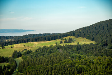 Naklejka premium Spätsommerwanderung an einen wunderschönen Abend zum Aussichtspunkt Haderholzstein bei Floh-Seligenthal - Thüringer Wald - Thüringen - Deutschland