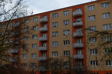 Naklejka premium A large, modern apartment building featuring numerous windows and spacious balconies overlooking the vibrant cityscape