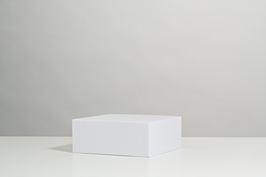 Podios para presentaci&oacute;n de productos de color blanco sobre fondo blanco, recurso gr&aacute;fico