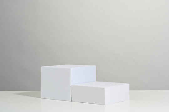 Podios para presentaci&oacute;n de productos de color blanco sobre fondo blanco, recurso gr&aacute;fico