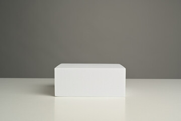 Podios para presentación de productos de color blanco sobre fondo blanco, recurso gráfico