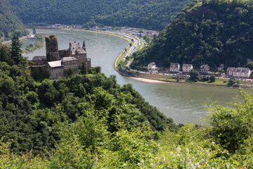 Obraz premium Saint Goarshausen and Burg Katz - Rheinsteig - between Kaub and Saint Goarshausen - Hesse - Germany