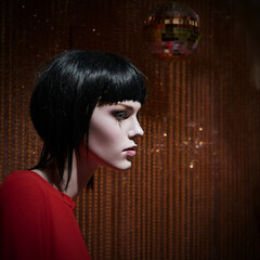 Schaufensterpuppe in einem Schaufenster in der Innenstadt von Magdeburg © Heiko 