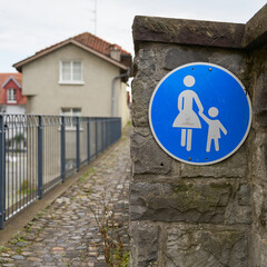 Verkehrsschild als Hinweis auf einen Fußweg in der Stadt Lindau am Bodensee in Deutschland