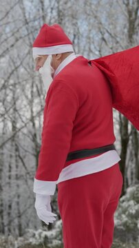 Babbo Natale porta i doni 