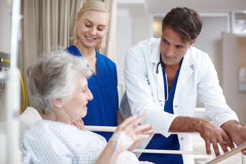 Obraz premium Doctor, team and senior patient in hospital bed for healthcare results, surgery information or checkup notes. Elderly woman, nurse and talking with clipboard in clinic for health support or treatment