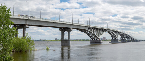 Obraz premium Bridge over the Volga River between the cities of Saratov and Engels (panorama). Russia