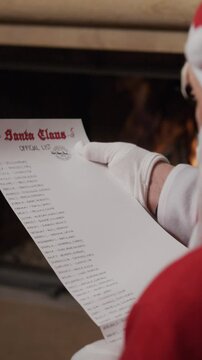 Babbo Natale porta i doni 