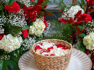 Elementos decorativos de una boda antes de ser lanzados a los novios a la salida de una iglesia