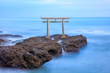 夕暮れ時の秋の神磯の鳥居　満潮時　茨城県大洗町　Kamiiso-no-torii in autumn at sunset. At high tide.  Ibaraki Pref, Oarai Town.