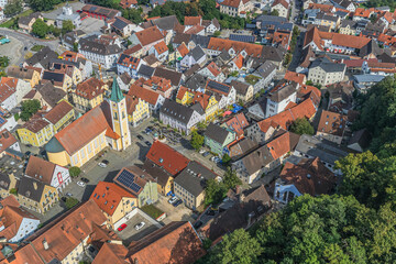 Die Stadt Mainburg im Abens-Tal in Niederbayern von oben