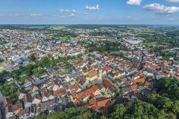 Obraz premium Die Stadt Mainburg im Abens-Tal in Niederbayern von oben