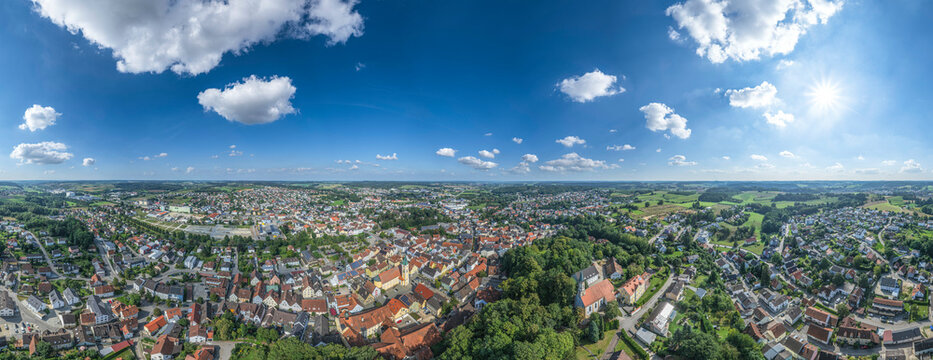 Die Stadt Mainburg im Abens-Tal in Niederbayern von oben
