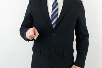 スーツ姿のビジネスマン 指さし