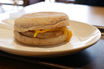 チーズとパティをサンドしたマフィン
